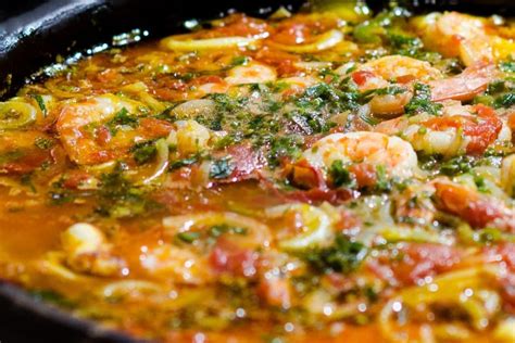 Moqueca Capixaba: Uma Sinfonia Tropical de Frutos do Mar na Cama de Azeite Picante e Leite de Coco Aveludado!