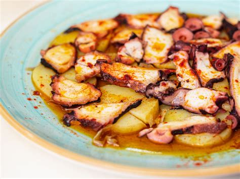  Pulpo à Gallega: Uma Sinfonia de Sabores Marinhos Complementados por um Leve Toque Picante!