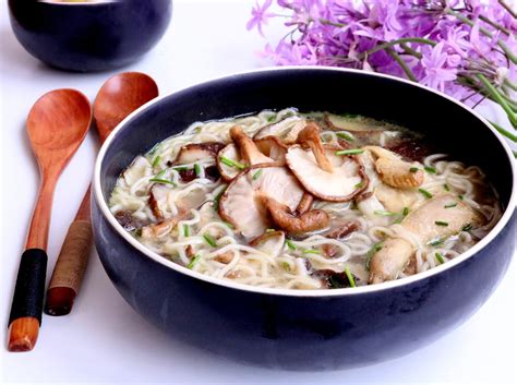  Sopa de Soja e Cogumelos Shiitake: Uma Sinfonia Aromática de Sabores da Natureza em um Prato Agradável!