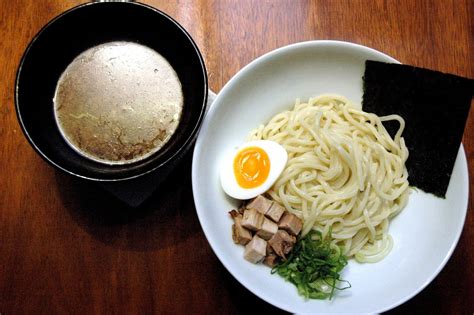  Tsukemen: Uma Jornada Explosiva de Sabores e Texturas Contrastes em Hakodate!