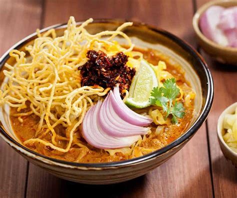  Khao Soi: Uma Explosão de Sabores Apicados e Cremosos que Irão Transportá-lo para Chiang Rai!