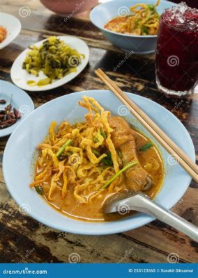  Khao Soi: Uma Sinfonia de Sabores Picantes e Cremosos em Chiang Mai