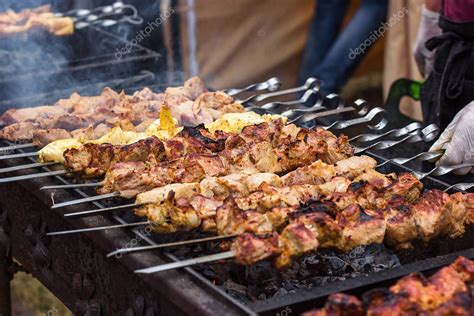  Shashlik de Cordeiro Assado: Uma Explosão de Sabores Defumados e Temperos Eslavos!