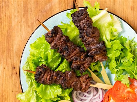  Suya? Uma Exploração da Carne Assada com Temperos Picantes e Aromáticos que Explodem no Paladar!